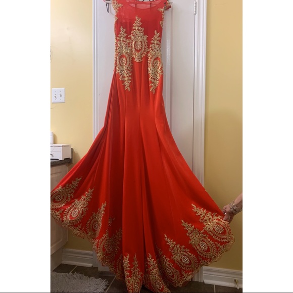 Women’s gown - Fits like S-M - Picture 5 of 5